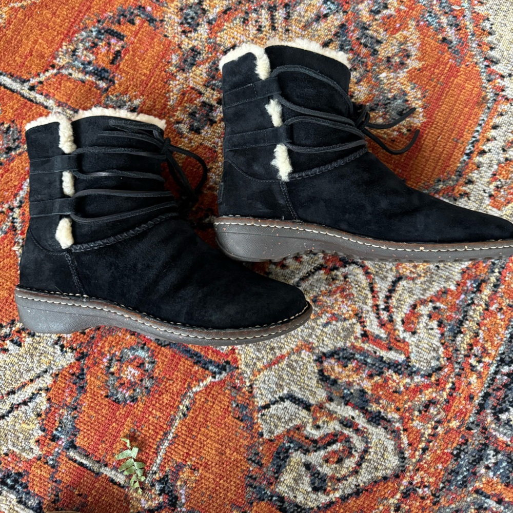 UGG Caspia 3335 Black Leather Lace Up Shearling Ankle Boots